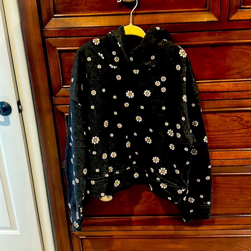 Girl’s crop charcoal with daises sweatshirt